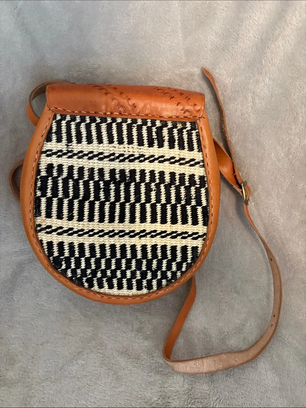 Kiondo Tan Leather Crossbody with Black-and-Cream Woven Front